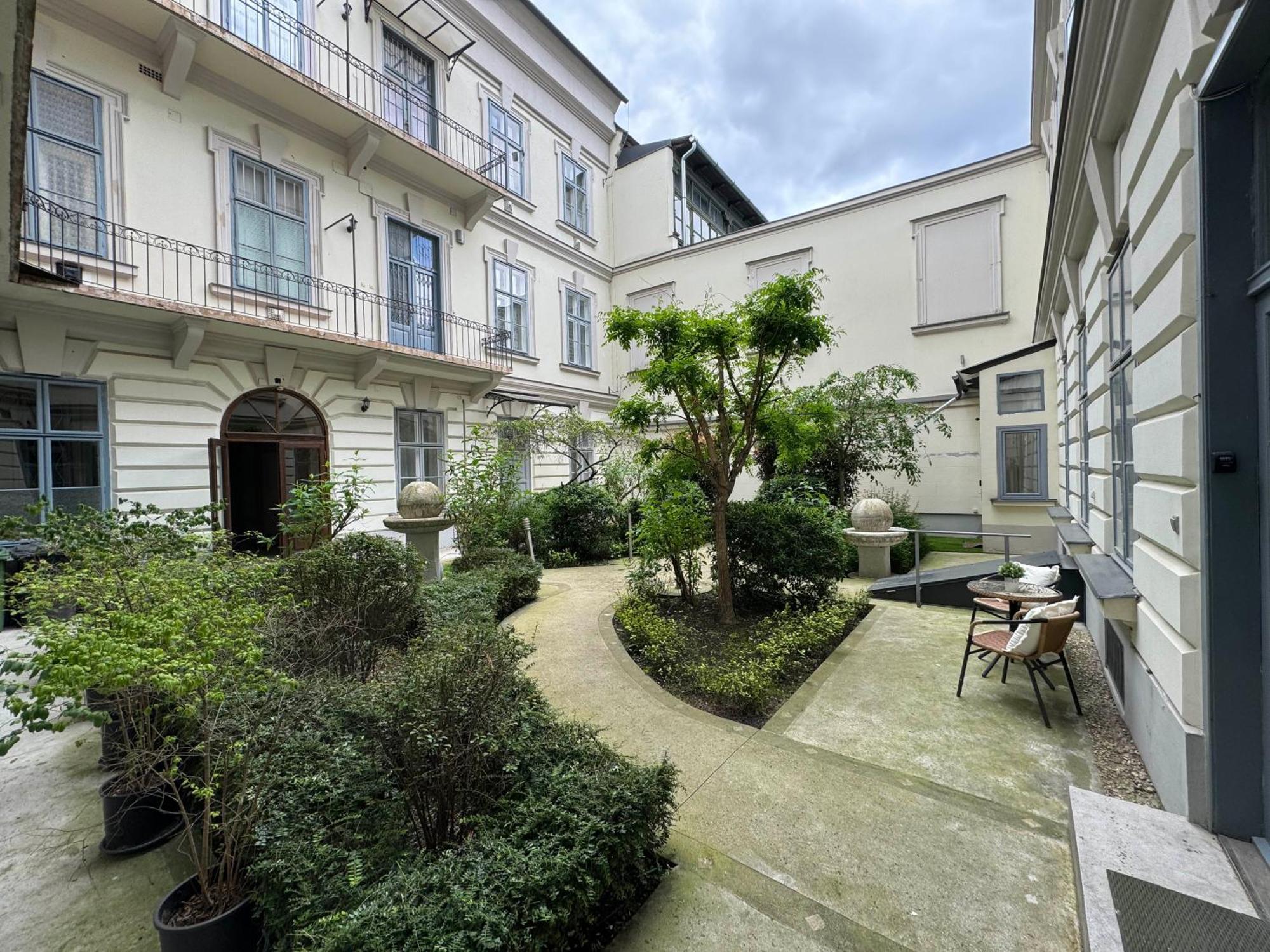 Hidden Gem With Terrace On The Andrassy Fashion Road Budapeste Exterior foto